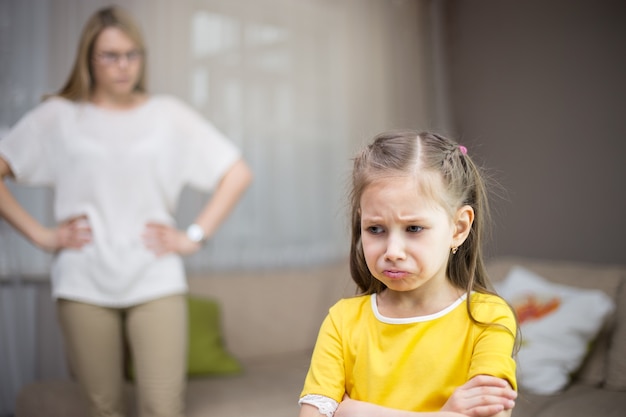 Foto mãe repreende a filha