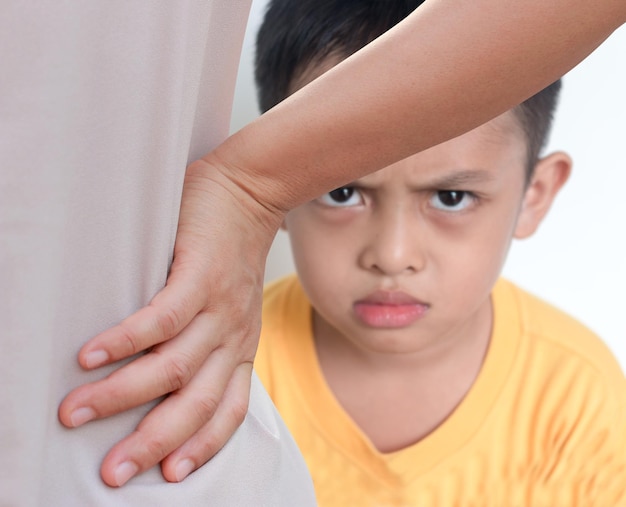 Mãe repreende seu filho