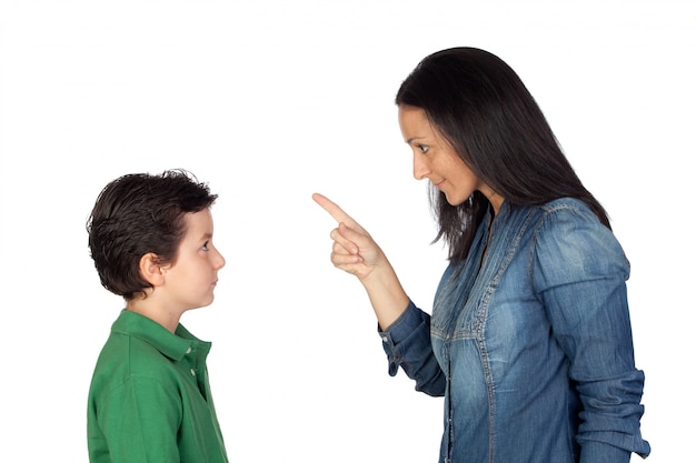 Mãe repreendendo seu filho isolado no fundo branco