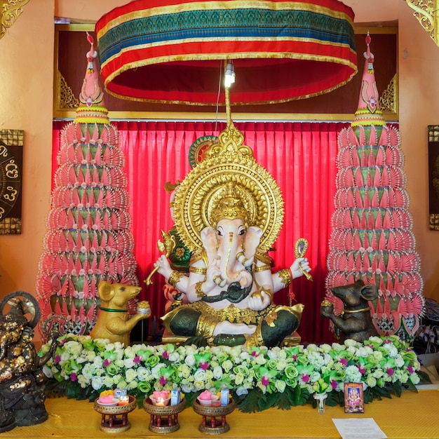 MAE SAI, TAILANDIA - 4 DE NOVIEMBRE DE 2014: Interior del templo de Wat Phra That Wai Dao.