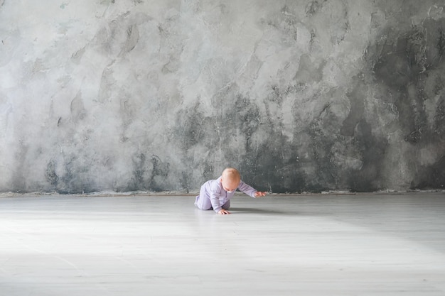 Mãe se exercita com o bebê em casa