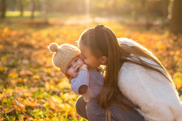 Mãe segura o filho nos braços