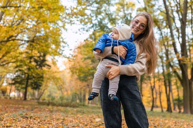 Mãe segurando bebê nos braços no parque