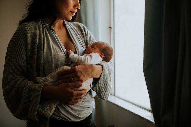 Mãe, segurando, dela, bebê, dentro