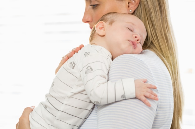 Mãe, segurando e abraçando o filho dela