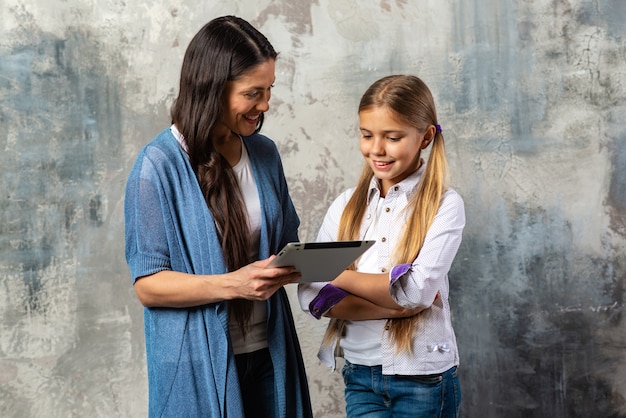 Mãe, segurando, ipad, e, olhando, dela, filha