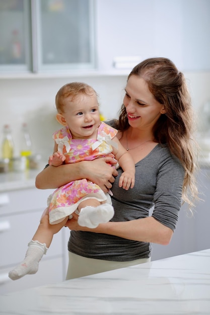 Mãe, segurando, menina bebê