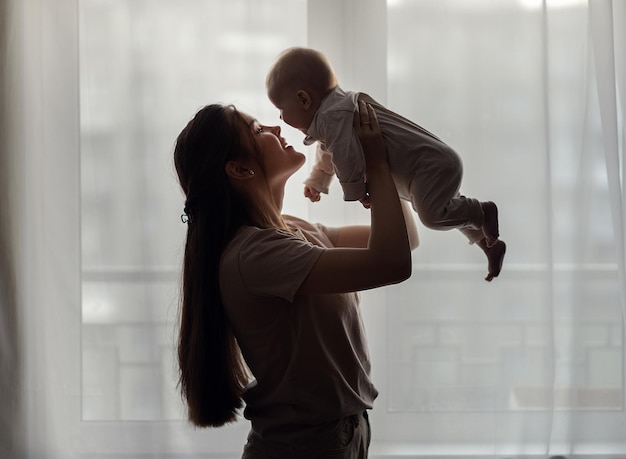 mãe segurando o bebê nos braços