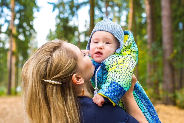 Mãe segurando seu bebê com alegria