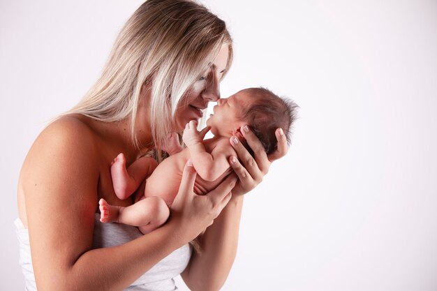 Mãe, segurando seu bebê nos braços