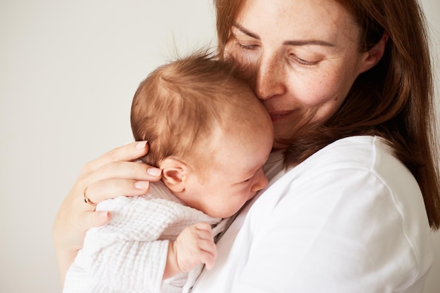 Mãe segurando seu bebê recém-nascido Retrato em casa do bebê recém-nascido e mãe aproveitando o tempo juntos