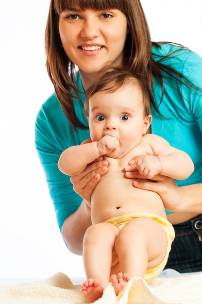 Mãe segurando sua linda filha