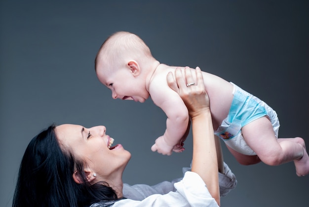 Mãe segurando um doce menino