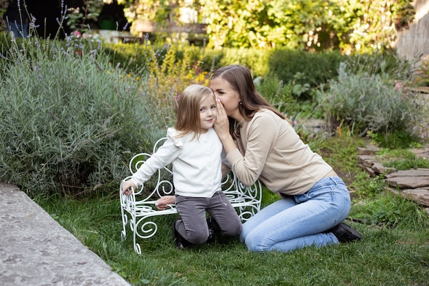 Mãe sorridente e sua filha na natureza