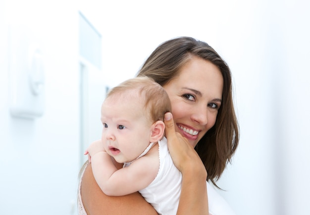 Mãe, sorrindo, com, bebê, casa