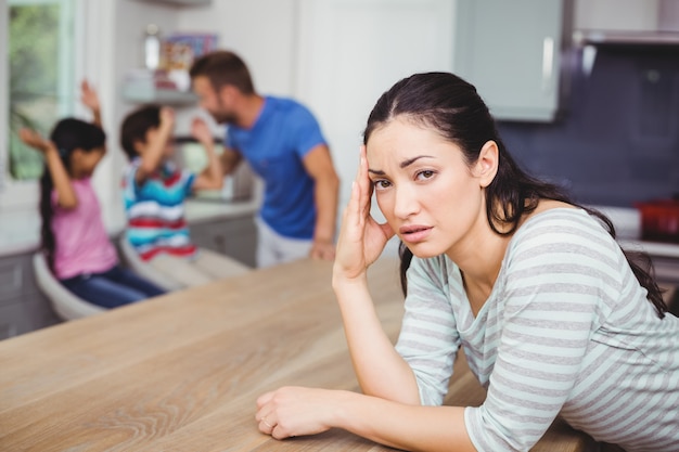 Foto mãe tensa na mesa com a família