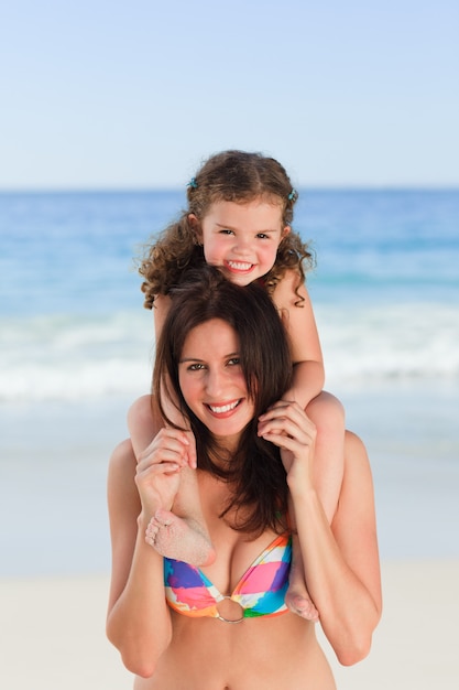 Mãe, tocando, com, dela, filha, praia