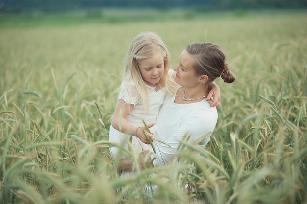 Mãe trai a filha no campo