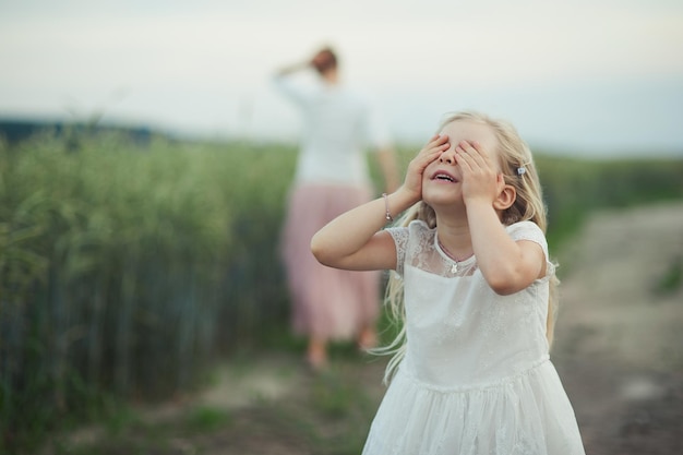 Mãe trai a filha no campo