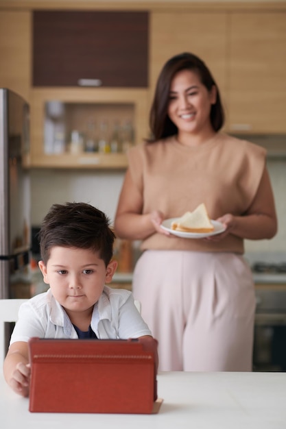 Mãe trazendo sanduíches para o filho