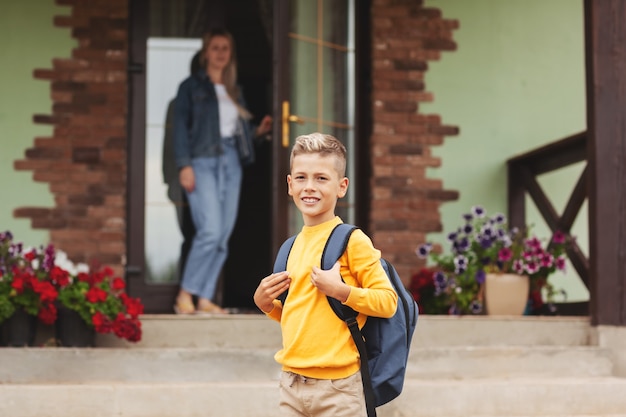 Mãe vendo filho indo para a escola