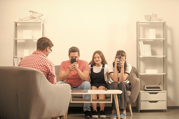 Mãe viciada em telefone pai e filha seguro de vida e reunião de pais de adoção