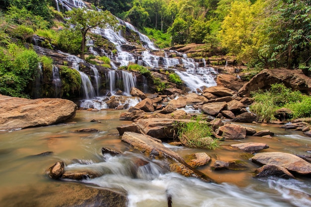 Mae Ya Wasserfall ist ein schöner Wasserfall in Chiang Mai Thailand.