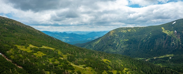 Mächtige berge im ukraine sommer chornohora-gebirgskamm