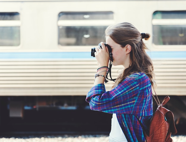 Mädchen-Abenteuer-Treffpunkt-reisendes Feiertags-Fotografie-Konzept