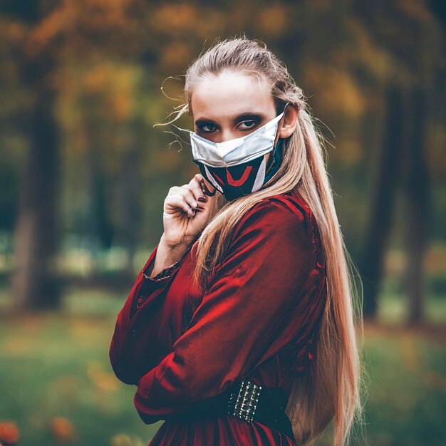 Mädchen als Vampir verkleidet und mit Maske