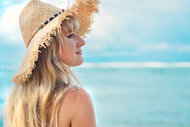 Mädchen am Strand am Meer.