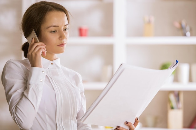 Mädchen am Telefon Projekt betrachten