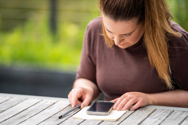 Mädchen an ihrem Telefon draußen in Australien