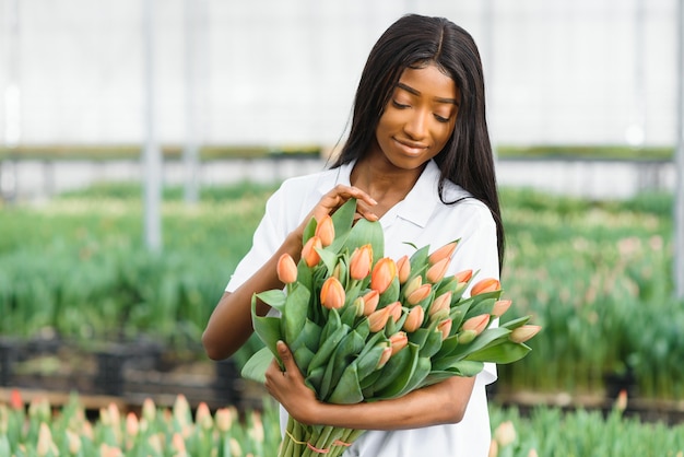 Mädchen, Arbeiter mit Blumen im Gewächshaus