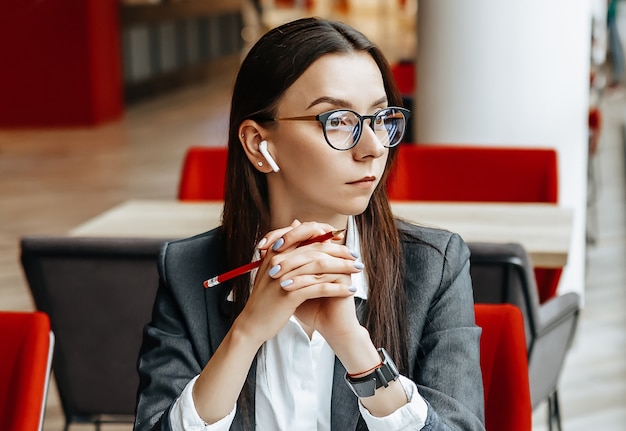 Mädchen arbeitet am Arbeitsplatz