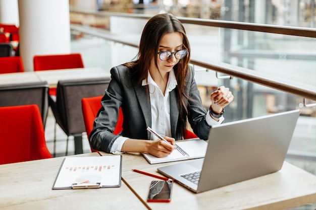 Mädchen arbeitet an einem Laptop am Arbeitsplatz