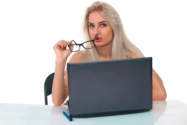 Mädchen arbeitet an einem Laptop auf weißem Hintergrund