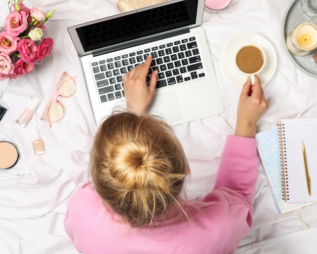 Mädchen arbeitet an einem Laptop