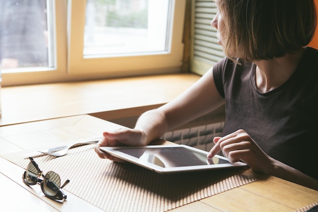 Mädchen arbeitet auf dem Tablet