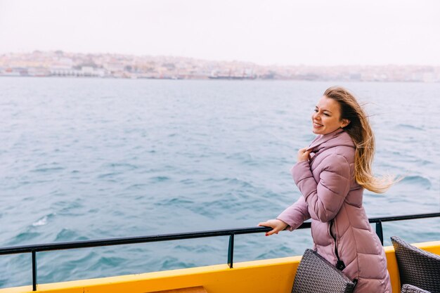 Foto mädchen auf ausflügen im freien, das in die ferne schaut