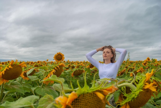 Mädchen auf dem Gebiet mit Sonnenblumen. Sonnenblumen.