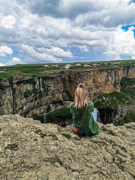 Mädchen auf dem Hintergrund des Tobot-Wasserfalls Khunzakh-Wasserfälle Dagestan Russland 2021