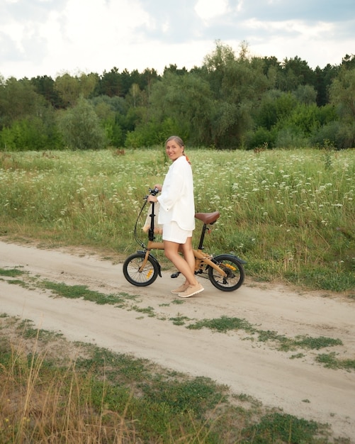 Mädchen auf dem Land auf einem kompakten modernen Fahrrad