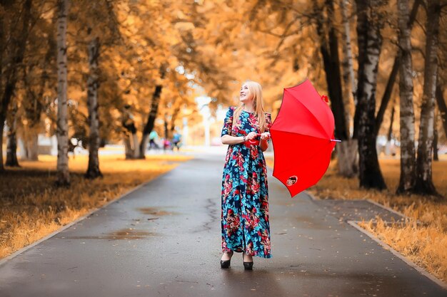 Mädchen auf der Straße mit Regenschirm