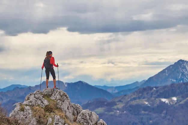 Mädchen auf einem Berg allein beobachtet die Aussicht