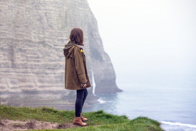 Mädchen auf einem Felsen