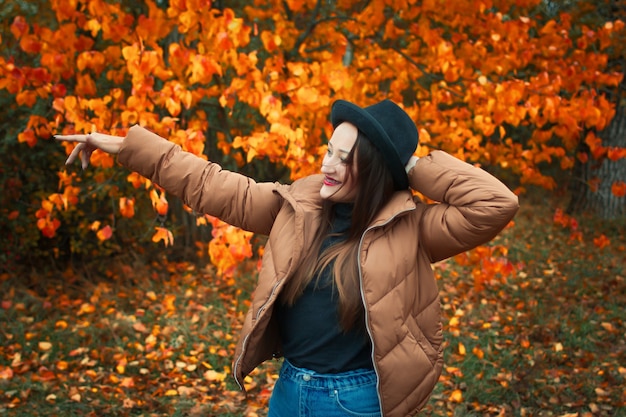 Mädchen auf einem Herbstpark