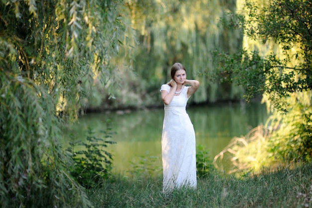 Mädchen auf einem Hintergrundwasser