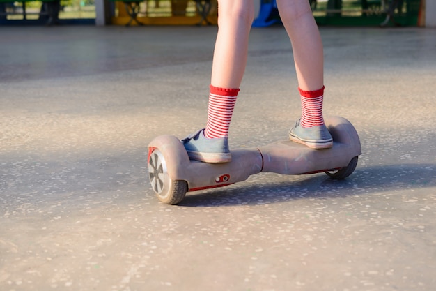 Mädchen auf einem Hoverboard