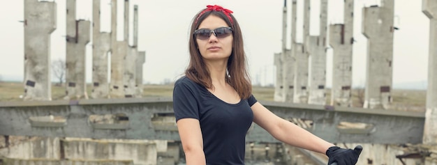 Mädchen auf einem Mountainbike im Gelände schönes Porträt eines Radfahrers bei Sonnenuntergang Fitness-Mädchen fährt auf einem modernen Kohlefaser-Mountainbike in Sportbekleidung Closeup Portrait eines Mädchens in einem Helm und Brille